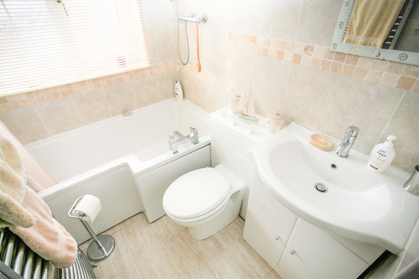 FAMILY BATHROOM/WC